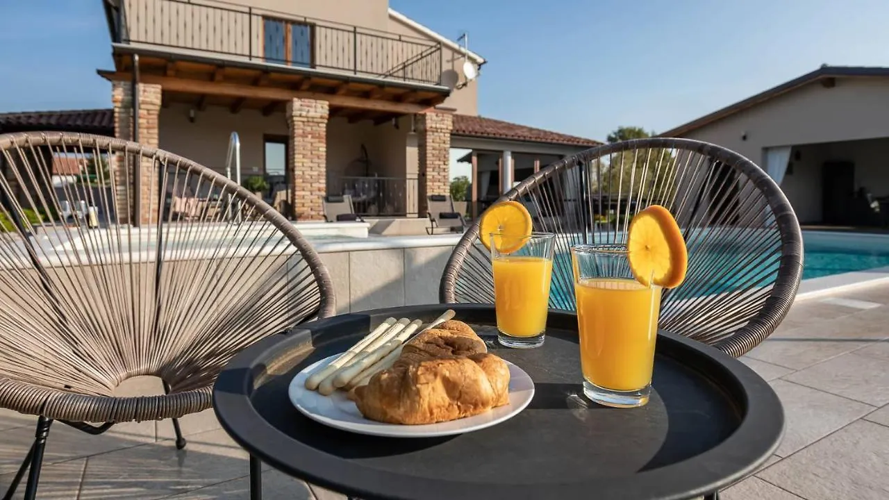 Wonderful Villa Mattuzzi With Private Pool Near The Town By Wiibuk Pula