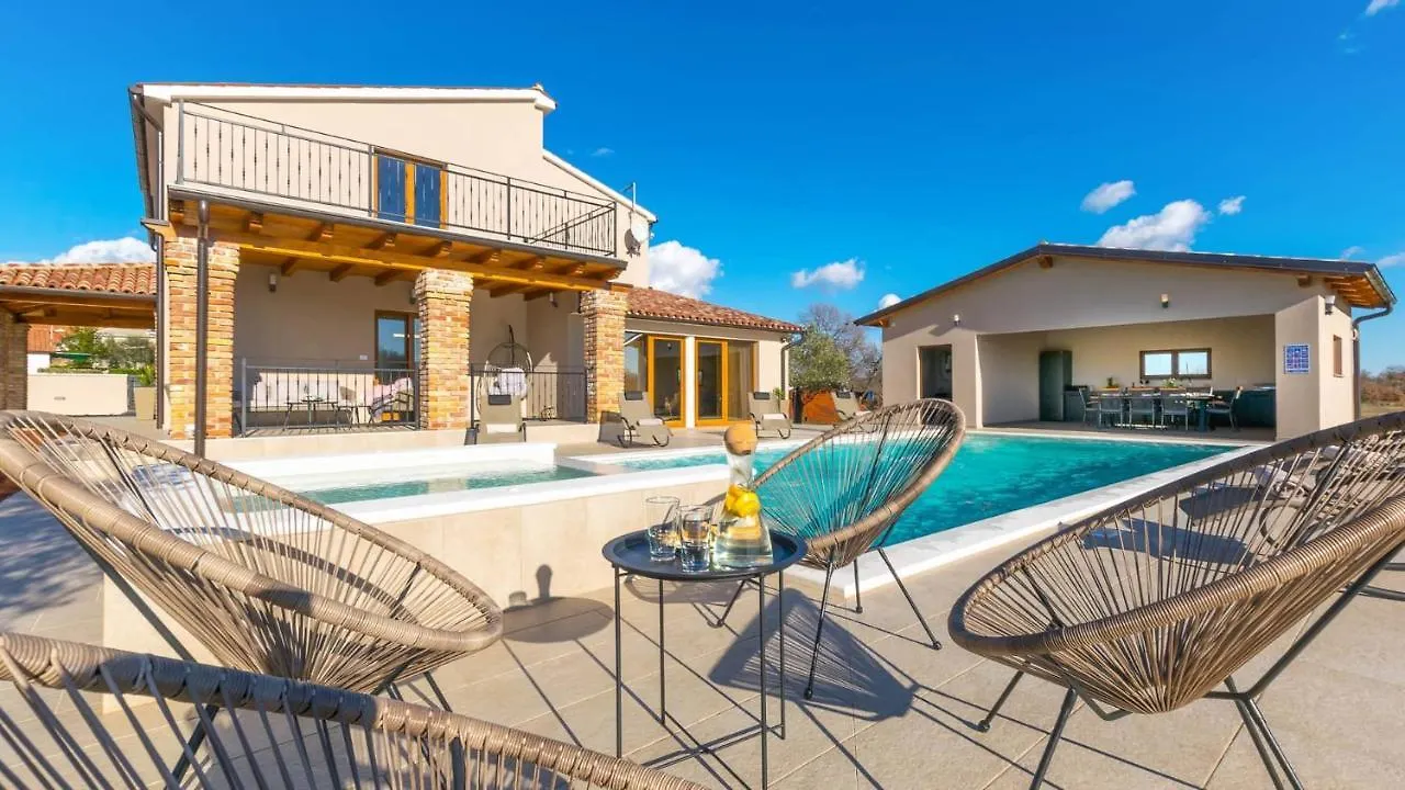 Wonderful Villa Mattuzzi With Private Pool Near The Town By Wiibuk Pula